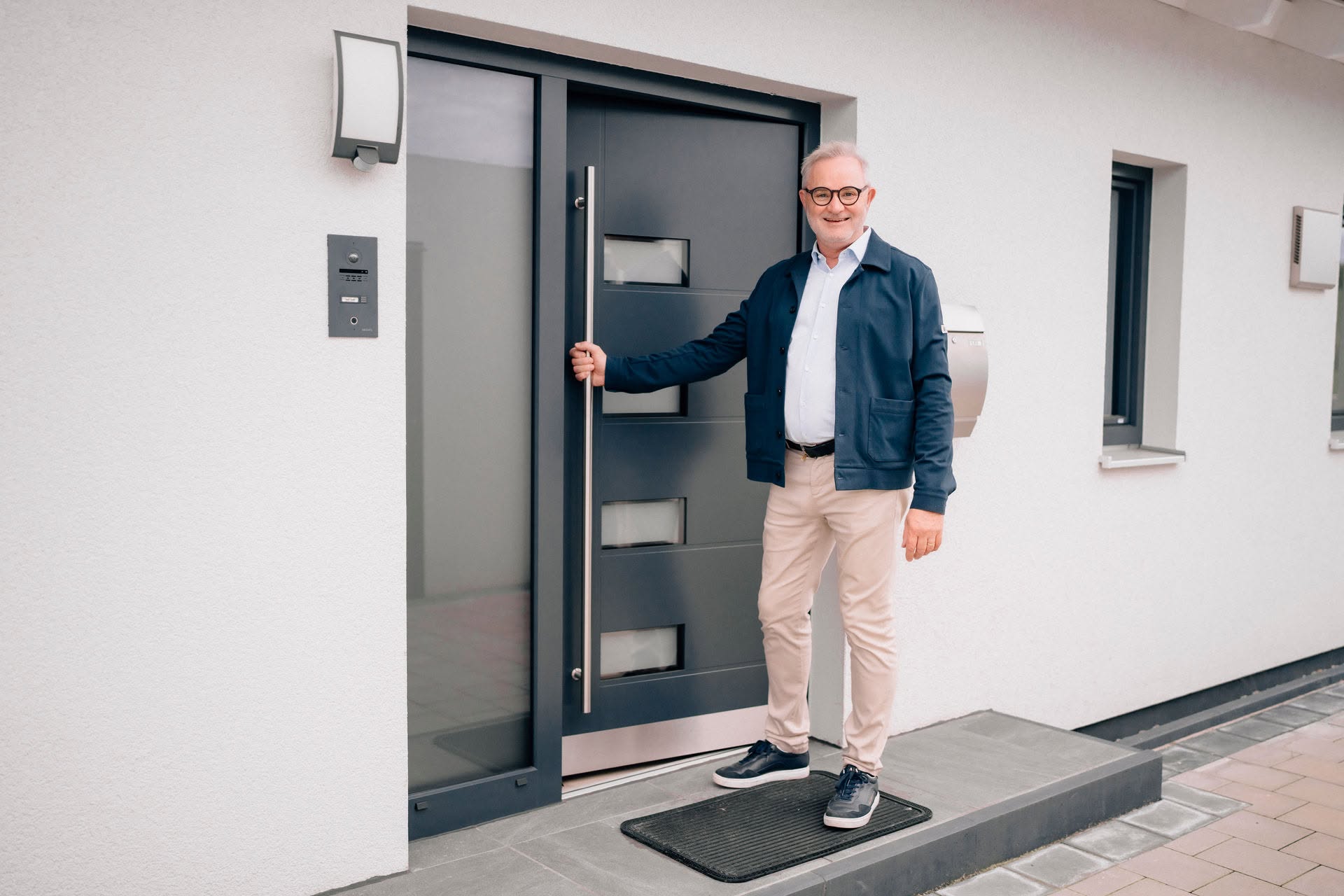 Thomas Badstieber vor einem WOLF-Haus in Bayreuth